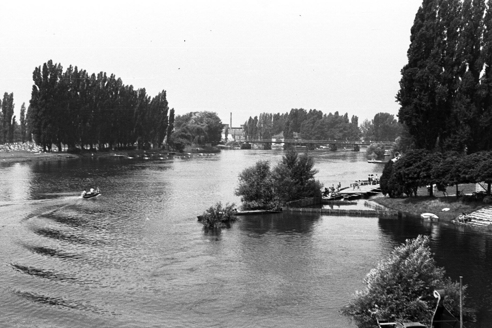 A fahíd látképe a révfalui hídról 1960-ban.