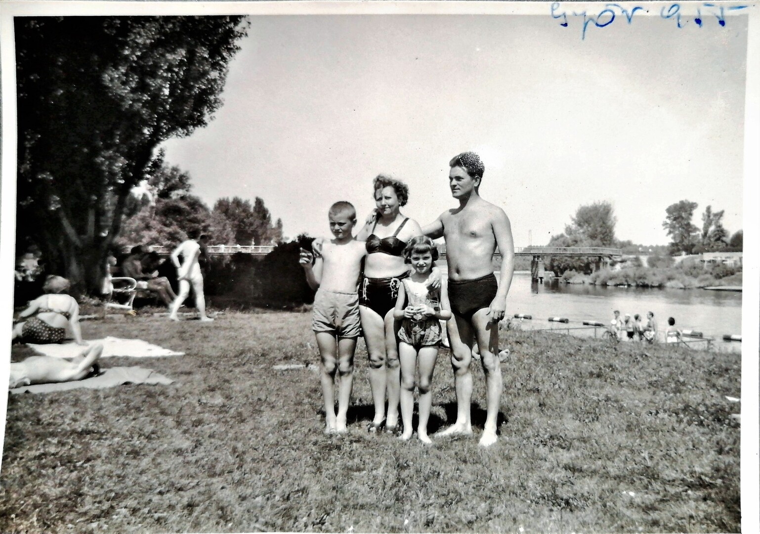 A Kovács család 1955-ben a strandon, héttérben a Jármos híd. 