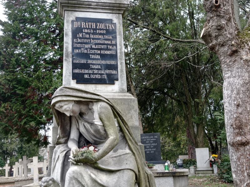 Ráth Károly hadnagy családi sírboltja, a szép egyedi szobor Kelemen Márton alkotása. A sír védett. 