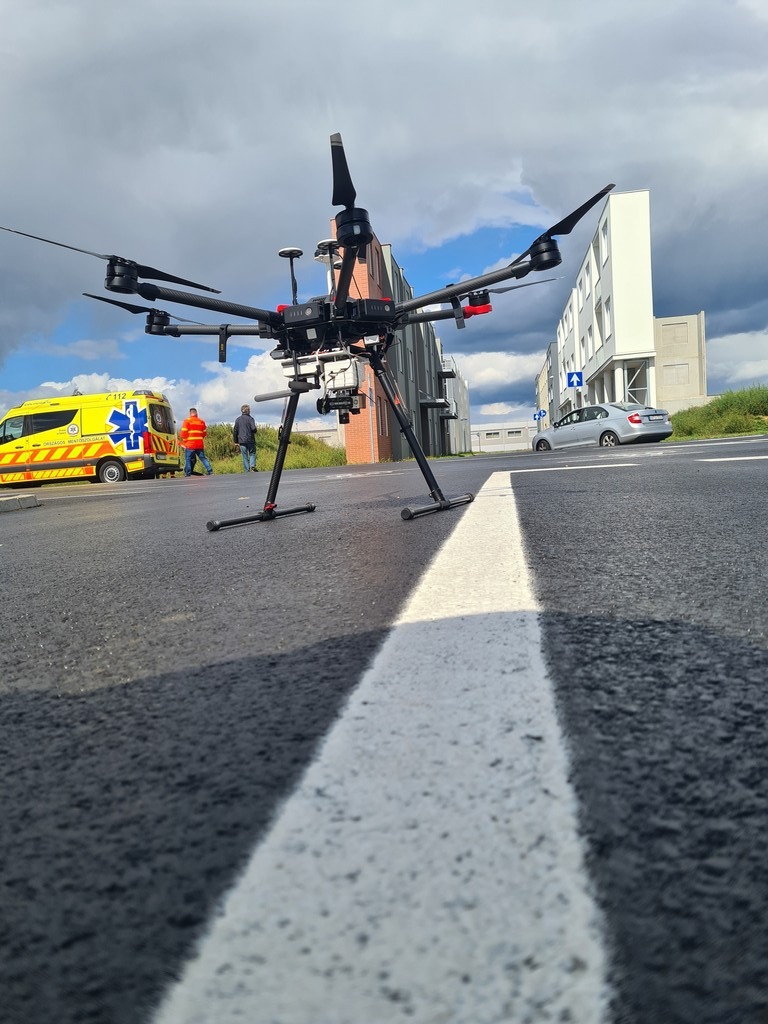 Drón segíti a mentőeutót