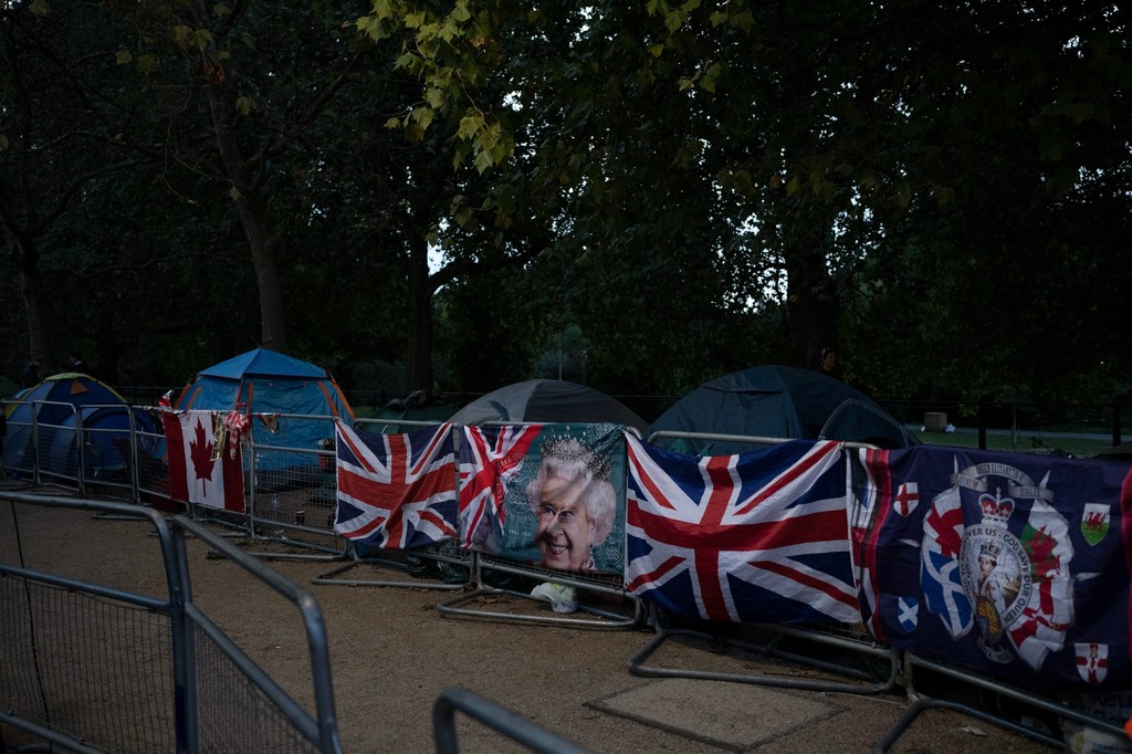 Brit alattvalók tábort vetettek a Buckingham-palota közelében, hogy láthassák II. Erzsébet királynő temetési menetét. 