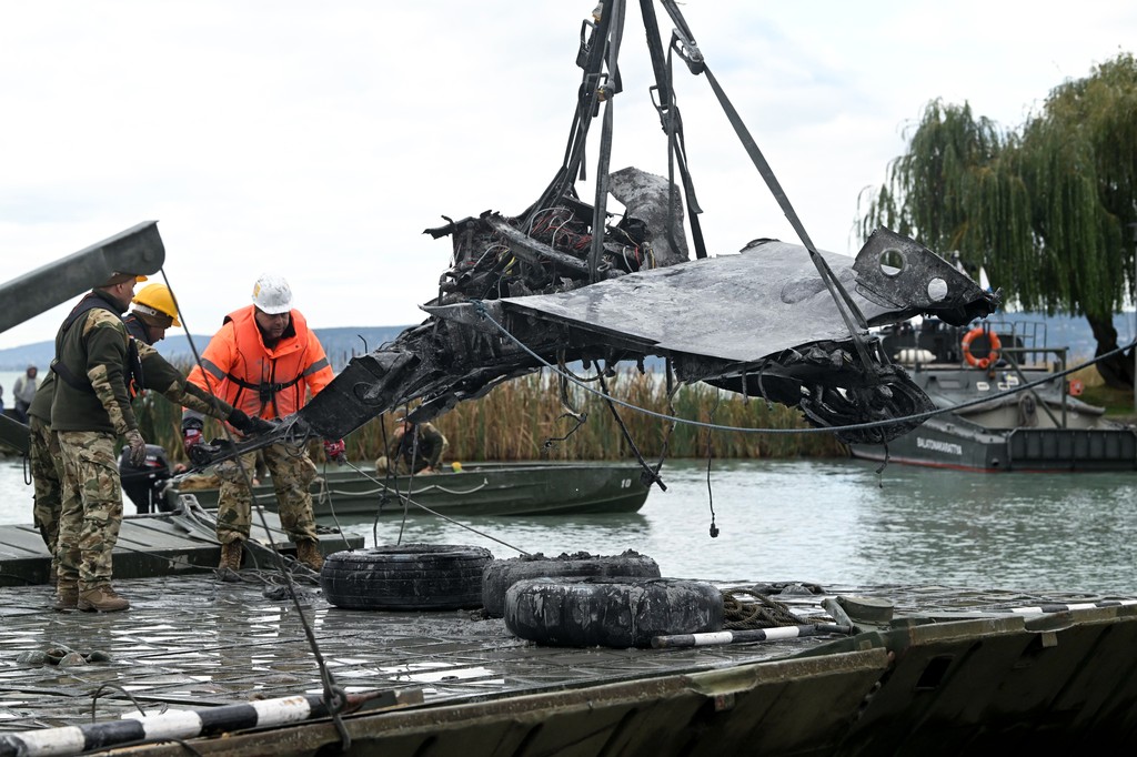 Vadászgép a Balatonból