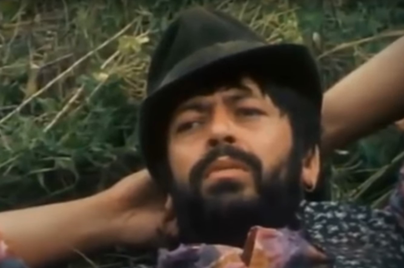 Hollai Kálmán színész (72). Salgótarjánban született Heiser Kálmán néven konszolidált cigány családban. Pályájának voltak nagy sikerei, például A kutya, akit Bozzi úrnak hívtak című operettjének főszerepe, melyet Latinivts Zoltán halála után vett át. A Hollai nevet Fényes Szabolcstól kapta. Egy váratlan egészségügyi trauma miatt 2015-ben végleg vissza kellett vonulnia: romlott gombát evett és megvakult. 