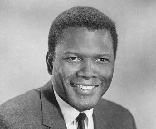 Sidney Poitier amerikai színész (94). Ő volt az első afro-amerikai Oscar-díjas színész.