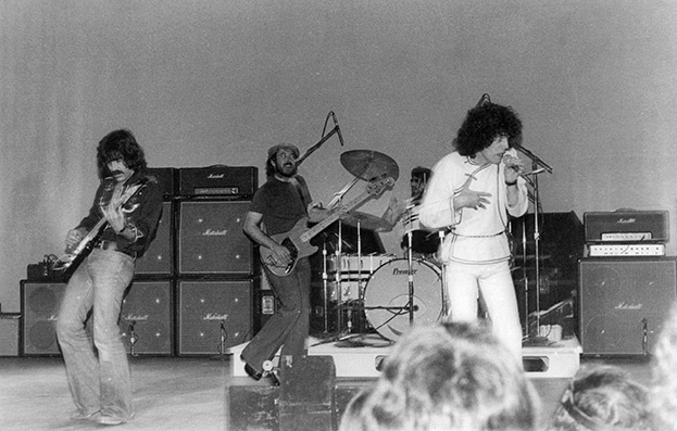 Dan McCafferty skót rockzenész, a Nazareth énekese (76). Egyedi, rekedtes hangja tette jellegzetesé a Nazareth dalait. Több rocksláger is fűződik a nevükhöz, melyek közül a Love Hurts ballada a legismertebb. (Fotó: Wikipedia/Ken Papai) 