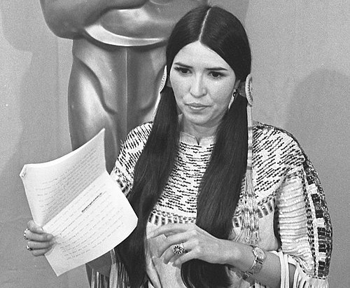 Sacheen Littlefeather amerikai színésznő (75). Leginkább arról nevezetes, hogy utasította vissza Marlon Brando nevében a színész Oscar-díját, tiltakozásul az amerikai őslakosok hollywoodi megjelenítése ellen. (Fotó: Wikipedia/UCLA Library Special Collections)