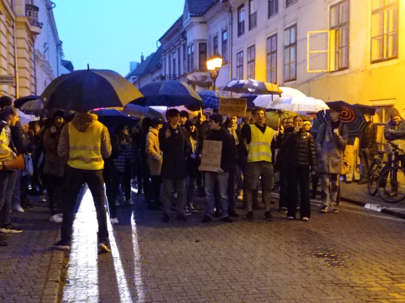 Diáktüntetés Győrben a tanárokért 