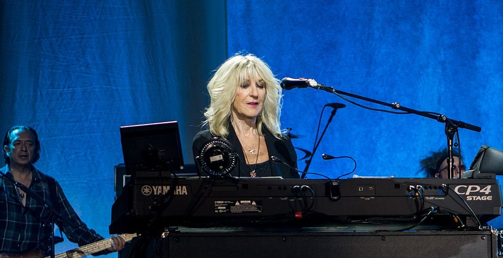 Christine McVie billentyűs, énekes, a Fleetwood Mac tagja (79). A Fleetwood Mac angol-amerikai együttes 1967-ben alakult Londonban. Az 1970-es évek elejéig bluest játszott, ezt követően pedig country-rockot. 1977-ben adták ki a talán leghíresebb albumokat, a Rumours-t, mely Grammy-díjat nyert az év albuma kategóriában. (Fotó: Wikipedia/Raph) 