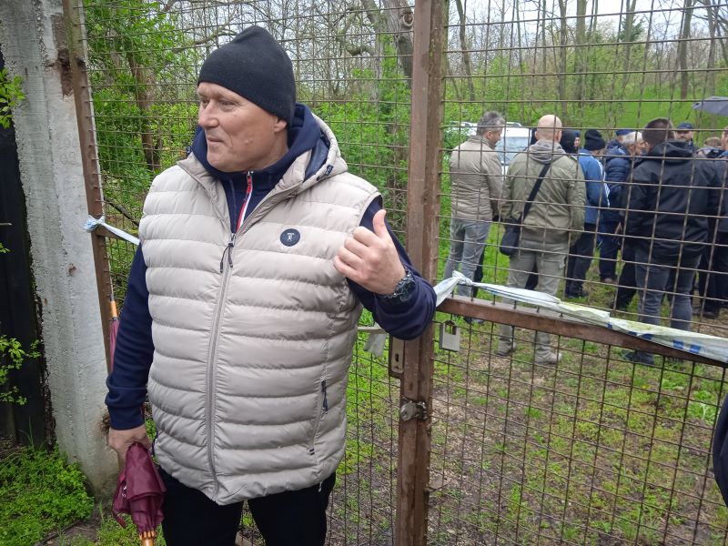 János önként hagyta el a helyszínt és csak a szemle után kérdezte meg, mi történt. Mint megtudtuk, perdöntő információk nem hangzottak el. É. Imre továbbra is tartja magát ahhoz: ő itt nem ölt.