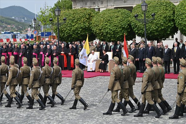 Ferenc pápa fogadása a Szent György téren