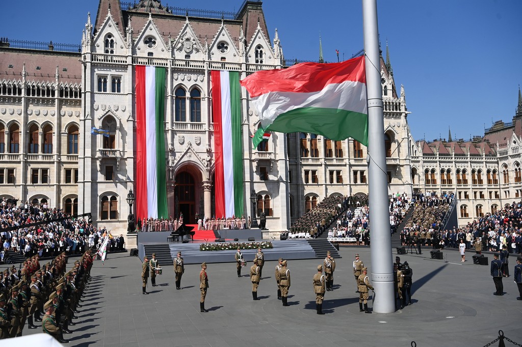 Beiktatási ceremónia a Kossuth téren