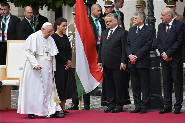 Ferenc pápa fogadása a Szent György téren