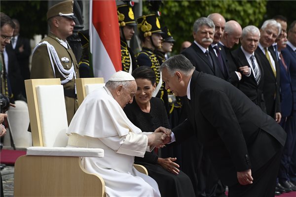 Ferenc pápa fogadása a Szent György téren