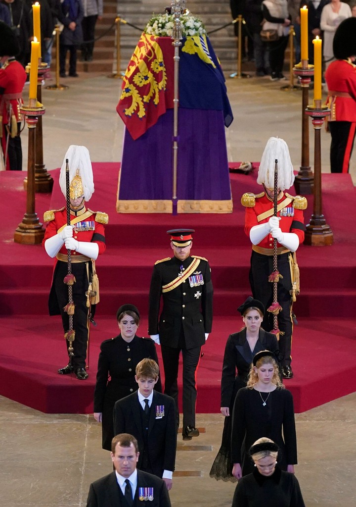 Erzsébet királynő unokái, felülről Harry Sussex hercege, Eugenie hercegnő és Beatrice hercegnő, Lady Louise Windsor és James, Severn vikomt, Peter Phillips és Zara Tindall a Westminster Hallban