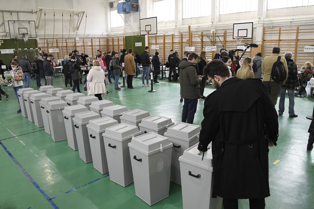 Négy évvel ezelőtt gondot okozott, hogy az átjelentkezett szavazóknak sokat kellett sorban állni. Idén több szavazóhelyet ígértek, hogy ne forduljon elő hasonló anomália. A képen átjelentkezett szavazók várakoznak a Gazdagrét-Csíkihegyek Általános Iskolában kialakított 115. számú szavazókörnél – MTI/Kovács Tamás 