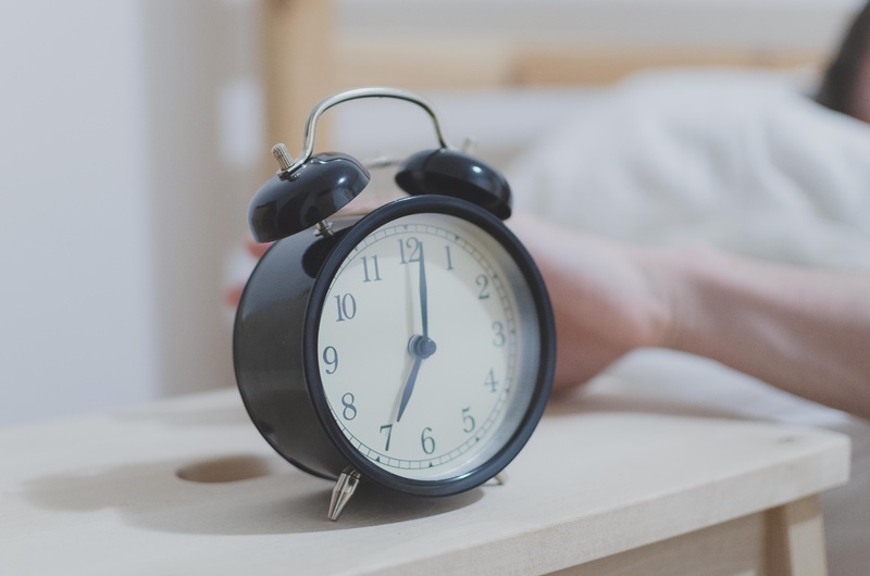 1. Alakíts ki napi rutint! Sokat tud segíteni, ha tudatosan alakítotok ki magatoknak napi vagy heti rutint. Fontos például, hogy kipihenten keljetek fel reggelente. Ehhez időben le kell feküdni. Lefekvés előtt egy órával már ne vegyétek elő a mobilt!  