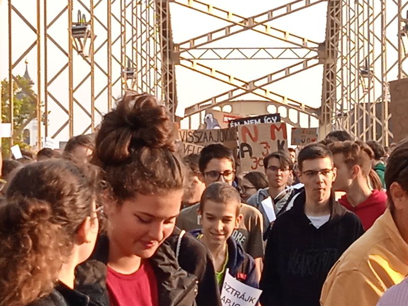 Félezer diák foglalta el a révfalui hidat 
