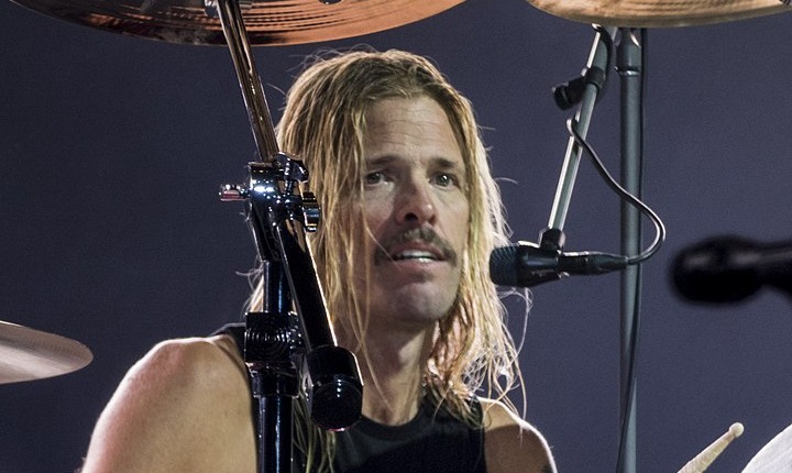 Taylor Hawkins, a Foo Fighters dobosa (50). Sokoldalú zenész, kiváló dobos volt. Egy érdekesség: 2012-ben a Kennedy Center díjátadóján ő énekelte a Led Zeppelin Rock and Roll című dalát, a dobon a Foo Fighters frontembere, Dave Grohl játszott, aki korábban a Nirvana-ban dobolt. (Fotó: Wikipedia/Raphael Pour-Hashemi)