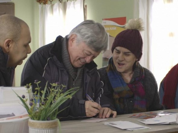 Lippai László színművész (62). Számos színházi szerepei mellett a nézők olyan népszerű tévésorozatokban is láthatták, mint a Nyolc évszak, Angyalbőrben, Kisváros, Drága örökösök, Jóban Rosszban. 