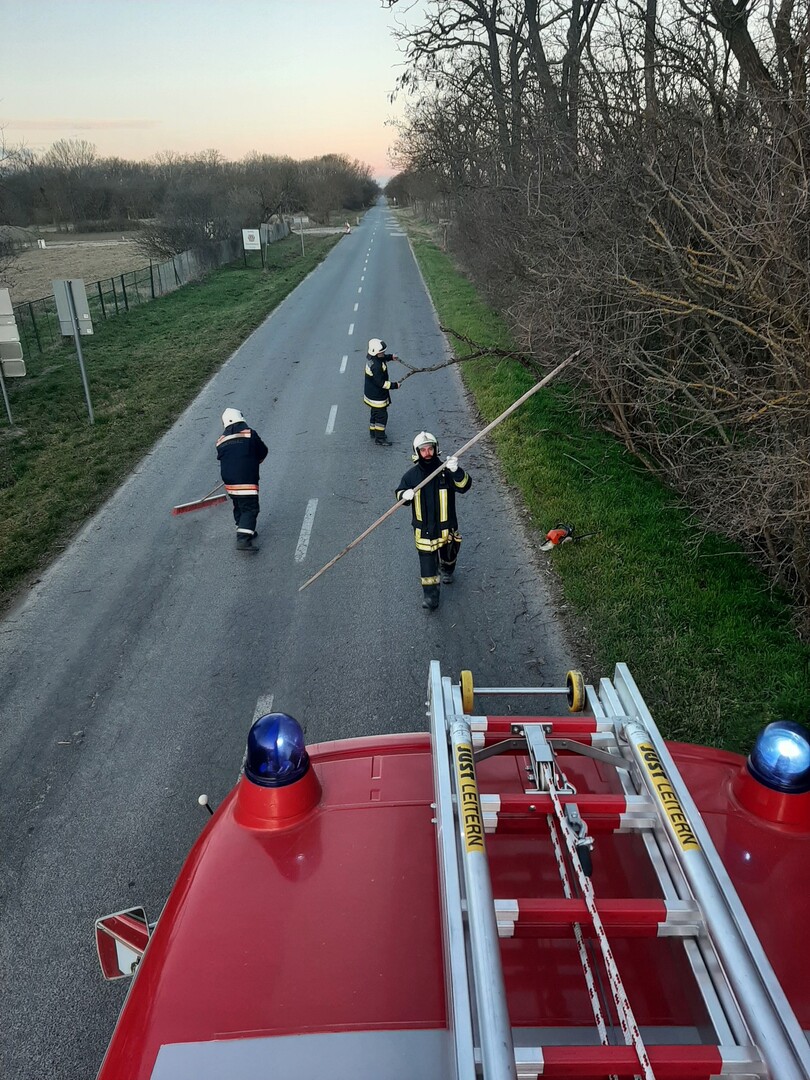 Reggel Hédervár és Novákpuszta között 2 helyszínen, Novákpuszta-Darnózseli között ugyancsak 2 helyszínen volt szükség letört faágak, balesetveszélyt jelentő fennakadt faágak eltávolítására. Darnózselin az idősotthon tetőhéjazatát kezdte meg a szél, majd egy csarnok tetejét bontotta meg a szél.