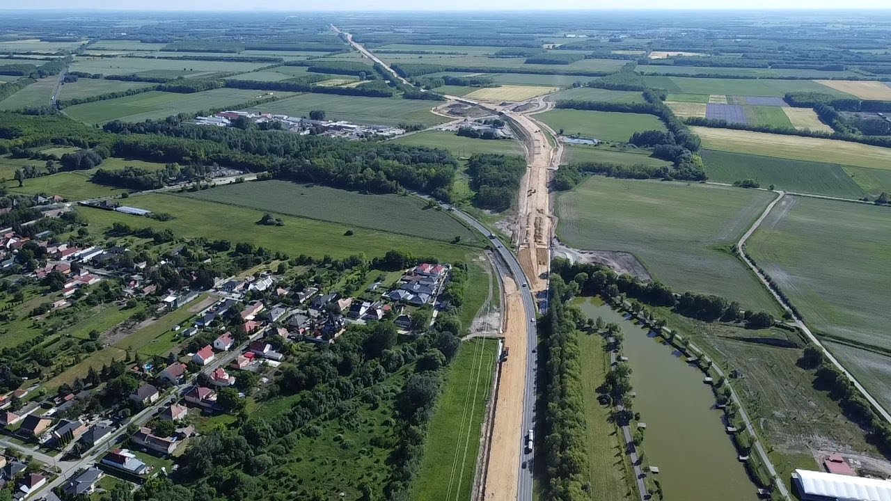 Épül a körforgalom Győr határában