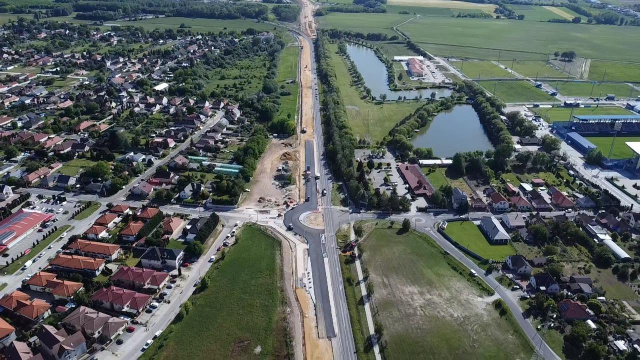 Épül a körforgalom Győr határában