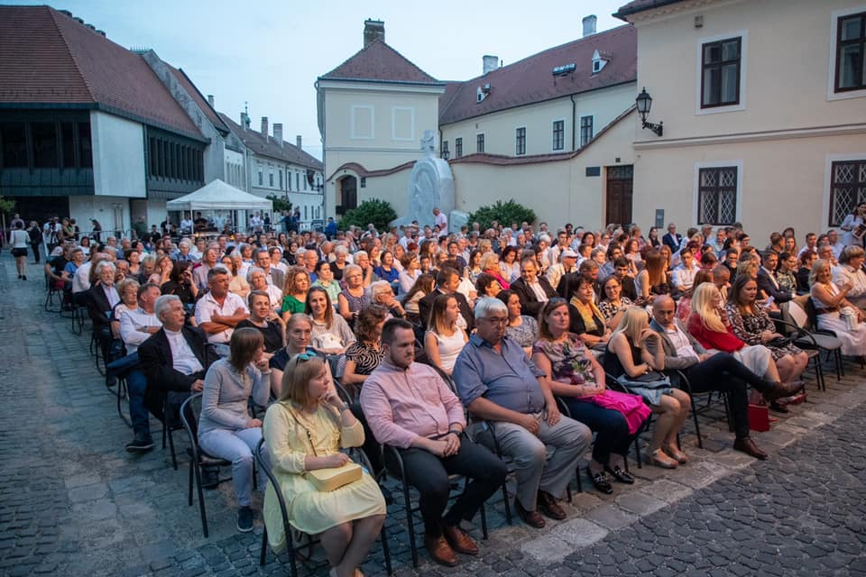 Ősbemutató a Káptalandombon