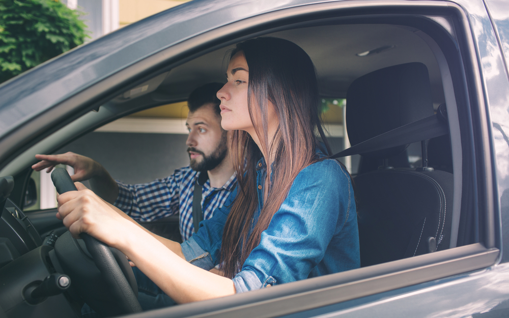 Ehhez kapcsolódóan az autók esetében javasolják egy tanuló jogosítvány bevezetését is, amely 17 éves kortól lenne elérhető, így vezetni készülők tapasztalt sofőrök mellett vezethetnének és tanulnának.