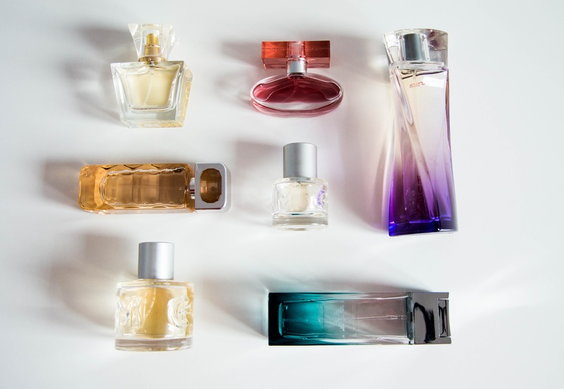 Kozmetikai termékek, illatszer. Leginkább valami parfüm legyen az, véletlenül sem bőrfeszesítő krém.