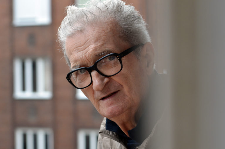 Hildebrand István Kossuth-díjas operatőr, rendező, a nemzet művésze (93). Operatőre volt számos klasszikussá lett magyar filmnek, egymástól egészen különböző stílusokban is, mint például: A kőszívű ember fiai, Egy magyar nábob, Kárpáthy Zoltán, A veréb is madár, Az oroszlán ugrani készül, Lila ákác, A Pogány Madonna, Psyché és Nárcisz. (Fotó: Wikipedia/Stekovics Gáspár) 