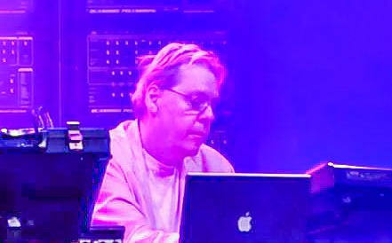 Klaus Schulze német zenész (74). A Tangerine Dream alapítója és a kortárs elektronikus zene egyik meghatározó alakja volt. (Fotó: Wikipedia/arcsi - Lisa śpiewa)