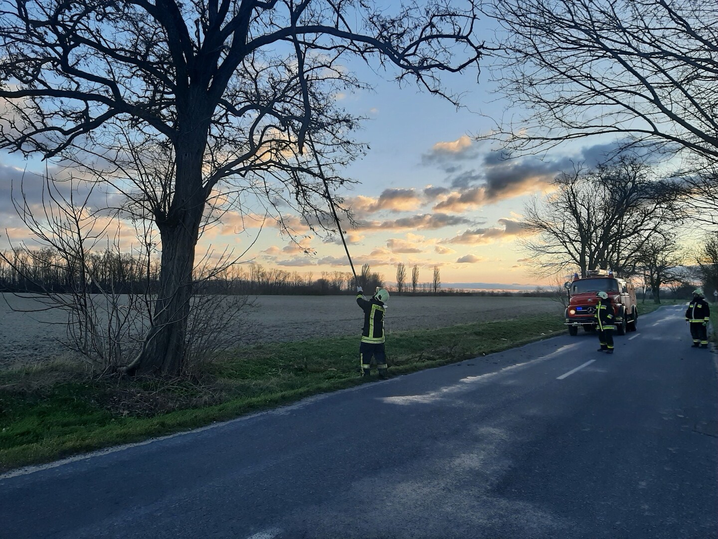 Munkában a hédervári önkéntes tűzoltók.