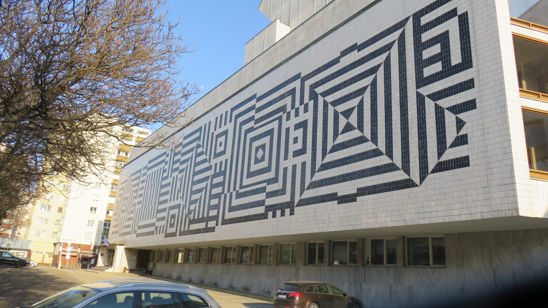 Victor Vasarely mozaikjai a győri színház épületén