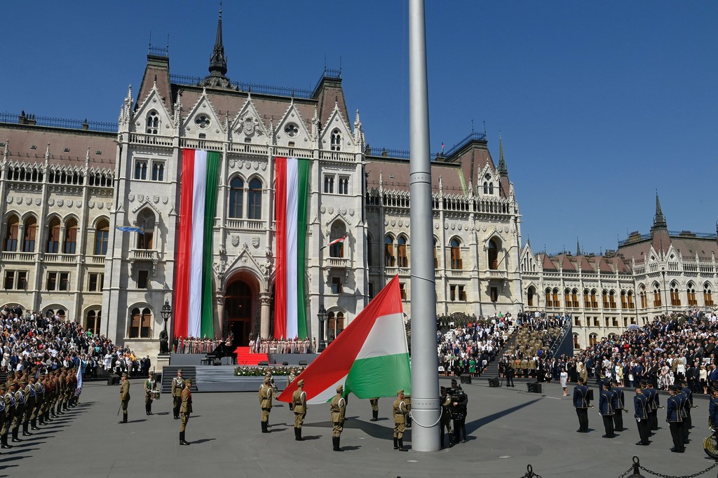 Beiktatási ceremónia a Kossuth téren