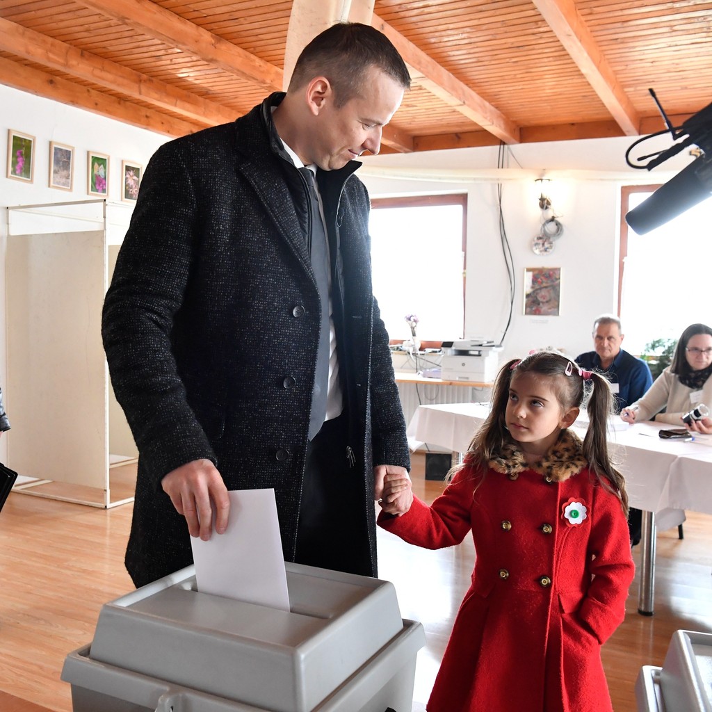 Toroczkai László, a Mi Hazánk elnöke, kormányfőjelöltje kislányával adta le szavazatát az ásotthalmi Szent Gellért közösségi házban – Fotó: MTI/Máthé Zoltán 