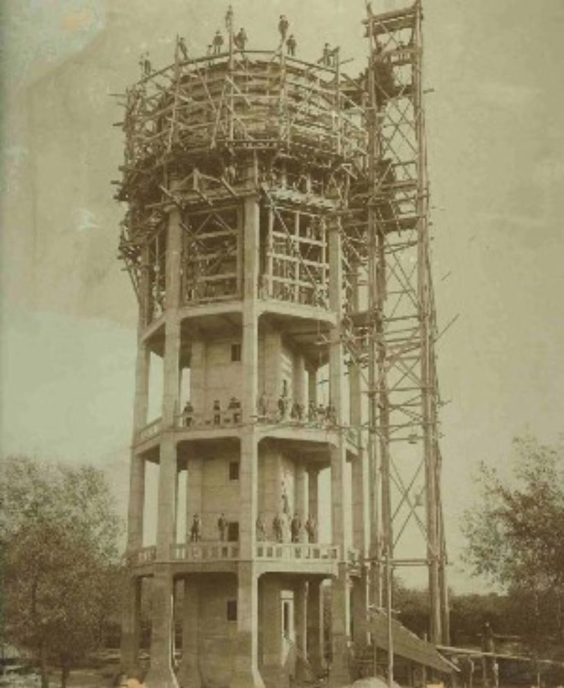 Egy különleges kép a révfalui víztorony építéséről 1906 és 1909 között. Kép: Régi Győr
