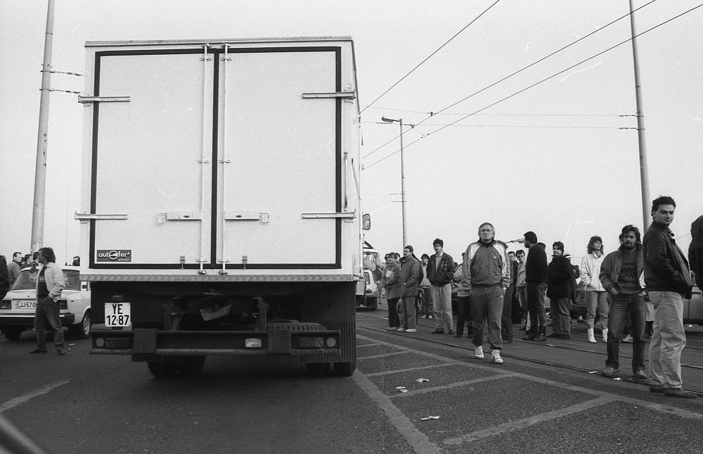 A blokád madártávlatból, ez az M1-M7 bevezető szakasza és a Budaörsi út környéke október 26-án. Kép: Fortepan/Szalay Zoltán