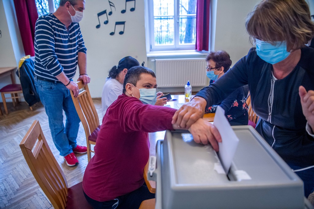 A látássérült választópolgárok Braille-írással ellátott szavazósablont vehetnek igénybe a voksoláson annak érdekében, hogy önállóan adhassák le szavazatukat. Az NVI összesítése szerint 250 választópolgár igényelt ilyen sablont. A Braille-szavazósablon olyan, kartonból készített tasak, amely a szavazólap szövegét tartalmazza, és azokon a helyeken, ahol a szavazólapon a szavazásra szolgáló körök vannak, ki van vágva – MTI/Balogh Zoltán 