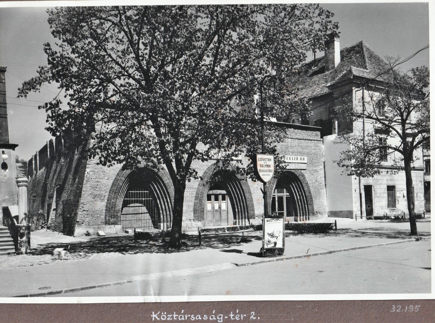 Az 1950 körüli képen látjuk a 3 téglabélletes árkádot, amit 1957 után 2 félkörívűre cseréltek. Kép: Rómer F. M. és T. Múzeum 