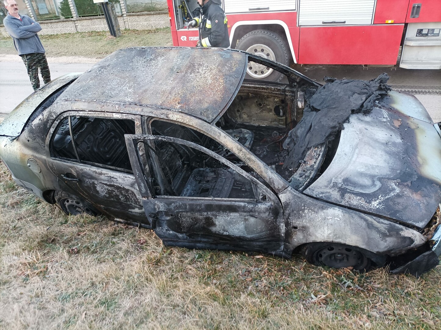 Menet közben gyulladt ki az autó Koroncón