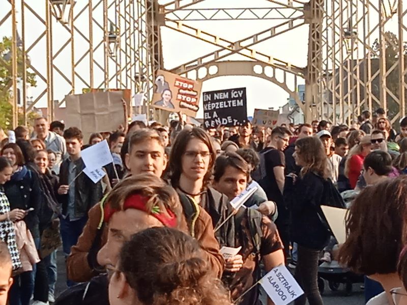 Félezer diák foglalta el a révfalui hidat 