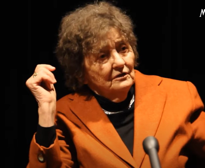 Gyarmathy Lívia Kossuth-díjas filmrendező (90). Számos alkotása közül kiemelkedik a Recsk 1950–1953 című dokumentumfilme. Az egykori munkatáborról készített játékfilmet is Szökés címmel.  