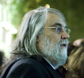 Vangelis görög zeneszerző (79). Oscar-díjas, az elektronikus zene kiemelkedő alakja, az Aphrodite’s Child alapító tagja. A Tűzszekerek, a Szárnyas fejvadász, az 1492 – A Paradicsom meghódítása és a Nagy Sándor, a hódító című filmek zenéjének szerzője. (Fotó: Wikipedia/NikolasforWiki)