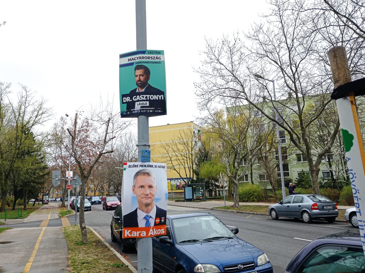 A szavazókörben nem lehet semmilyen párt választási, vagy más hirdetése, jelvénye, tilos a kampánytevékenység. A szavazókör bejáratától számított 150 méteres távolságon belül tilos bármilyen kampánytevékenység. (Ez a tilalom nem vonatkozik a szavazás napjáig elhelyezett plakátokra.)  