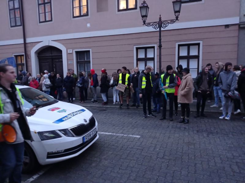 Diáktüntetés Győrben a tanárokért 