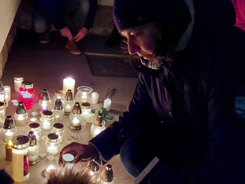 Gyertyagyújtással és könnyekkel emlékeztek a Prohászka-iskola tragikusan elhunyt igazgatójár