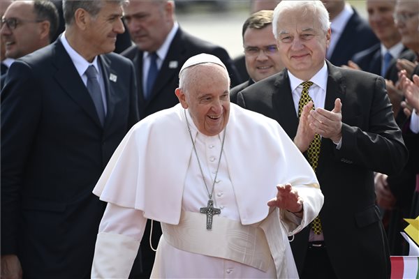 Ferenc pápa megérkezett Budapestre