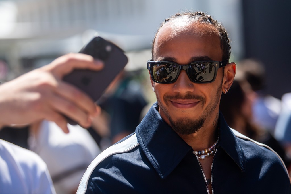 Lewis Hamilton, a Mercedes brit versenyzője a Forma-1-es Magyar Nagydíj harmadik szabadedzése előtt a mogyoródi Hungaroringen