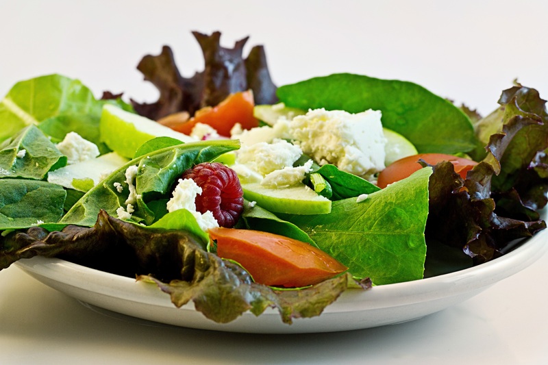 Készíts hűsítő ételeket! Fogyassz friss salátákat, hideg leveseket vagy gyümölcsös ételeket, amelyek segítenek lehűteni a testet.
