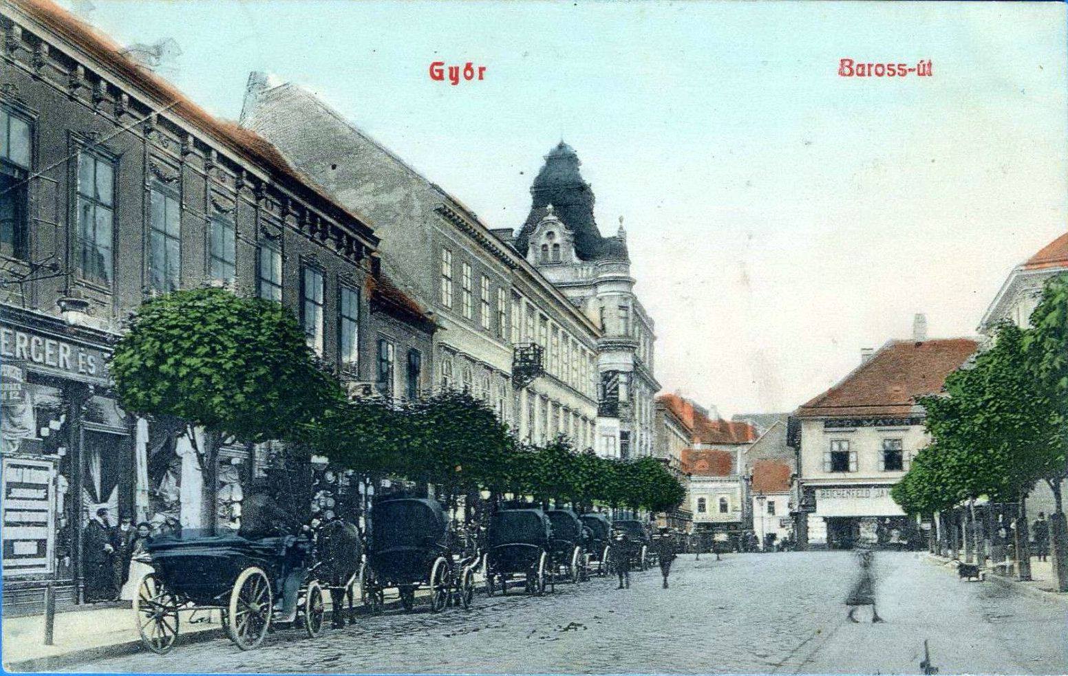 Fiákerek sorakoznak a Baross úton ezen az 1905-ös képeslapon. Kép: Régi Győr